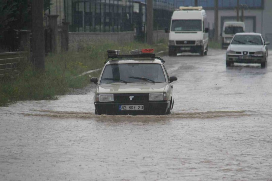 Konya’da Göle Dönüşen Yollarda Araçlar Mahsur Kaldı, Fabrikaları Su Bastı