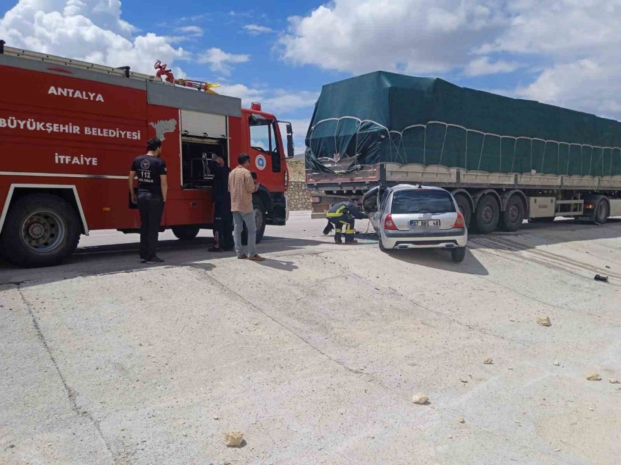 Park Halindeki Tıra Arkadan Çarpan Sürücü Feci Şekilde Can Verdi