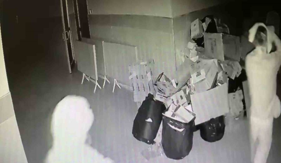 Özel Öğrencilerin Malzemelerini Çalan Hırsızlar Okula Taksi İle Gelmiş
