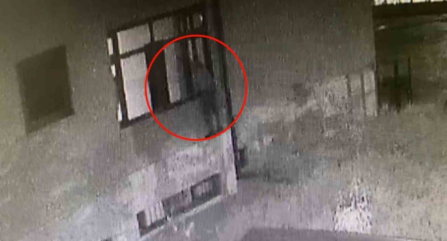 Özel Öğrencilerin Malzemelerini Çalan Hırsızlar Okula Taksi İle Gelmiş