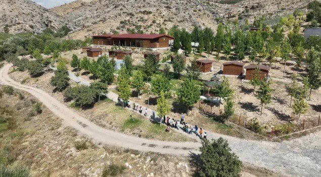 Duvarsız Okulda Tabiat İle İç İçe Binlerce Öğrenciye Eğitim