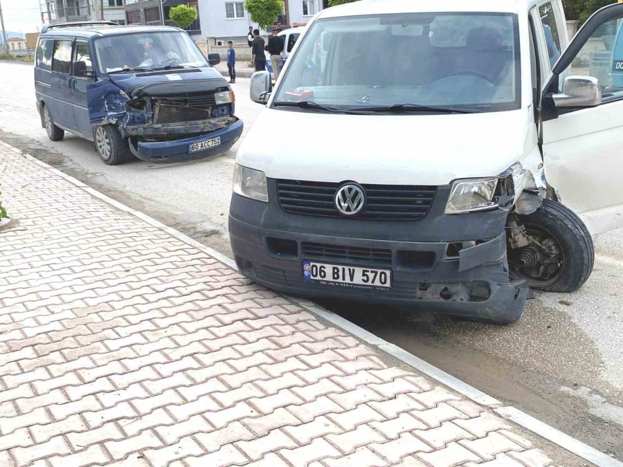 Kulu’da Minibüslerin Çarpıştığı Kaza Ucuz Atlatıldı