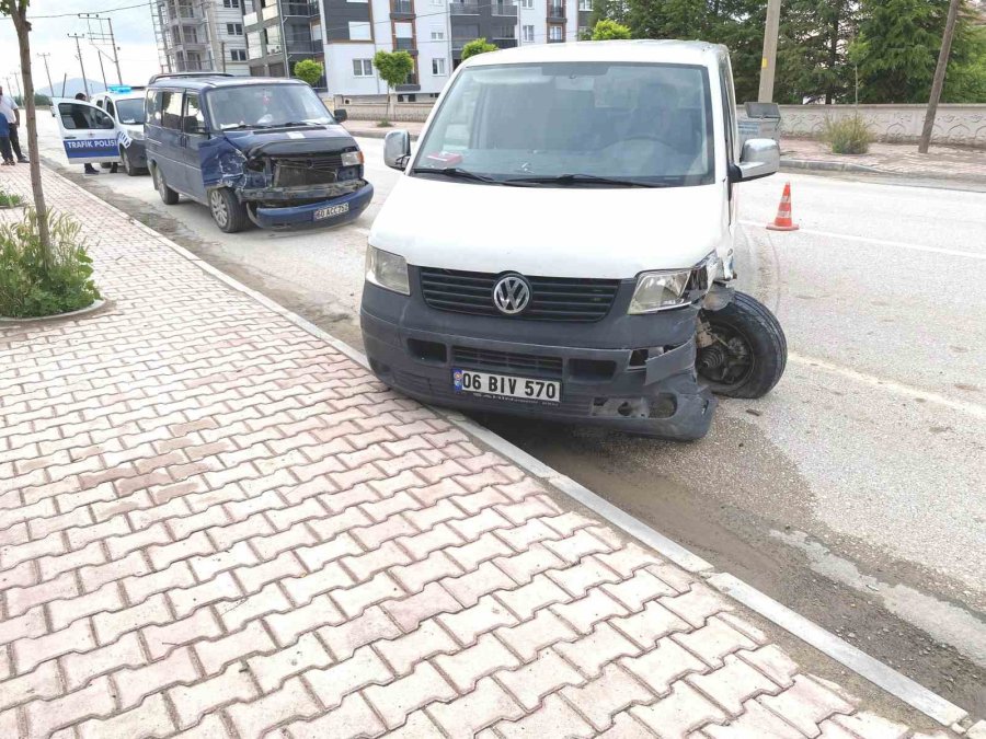 Kulu’da Minibüslerin Çarpıştığı Kaza Ucuz Atlatıldı