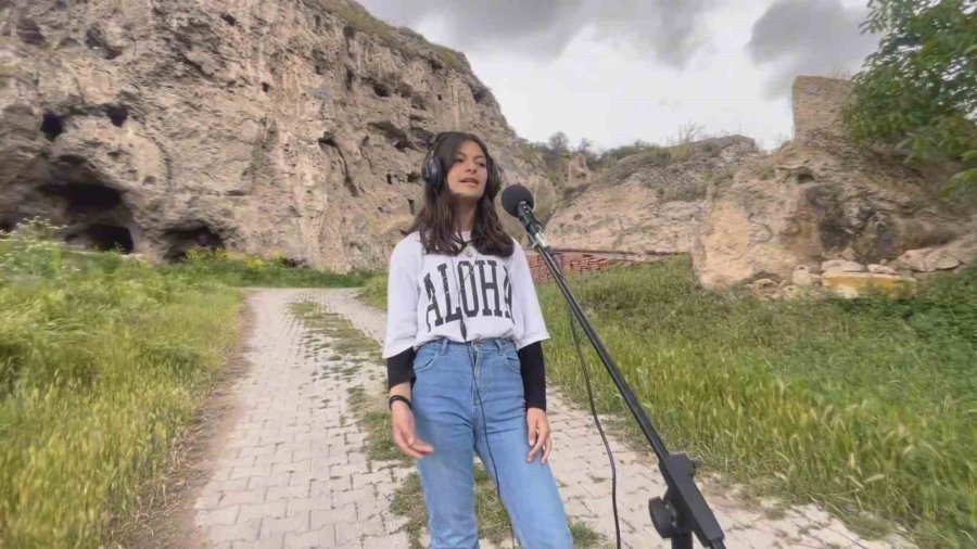 Öğretmen Ve Öğrenciler Bünyan İçin Çalıp Söyledi