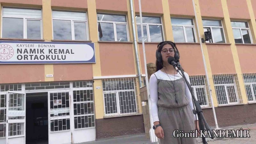 Öğretmen Ve Öğrenciler Bünyan İçin Çalıp Söyledi