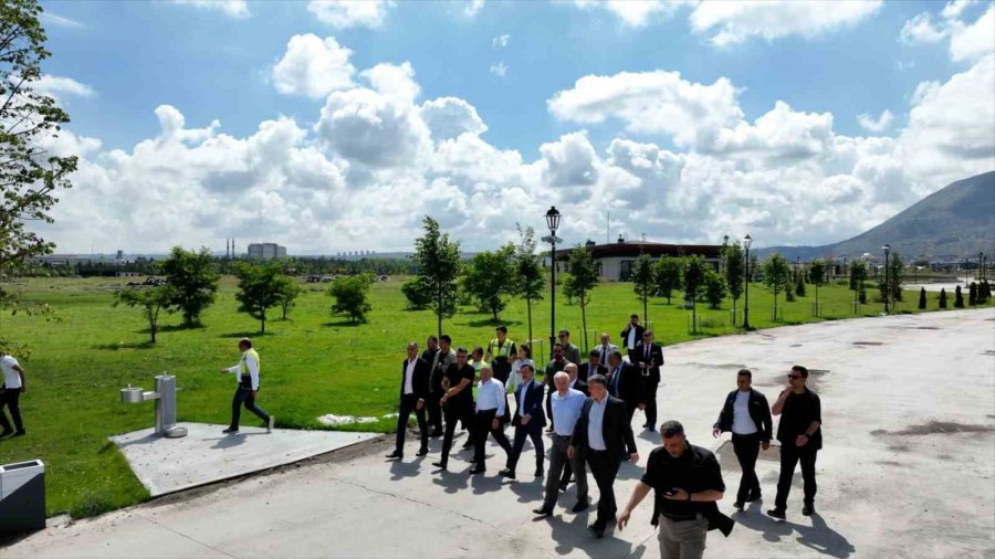 Vali Çiçek Ve Başkan Büyükkılıç, Recep Tayyip Erdoğan Millet Bahçesi’ni İnceledi
