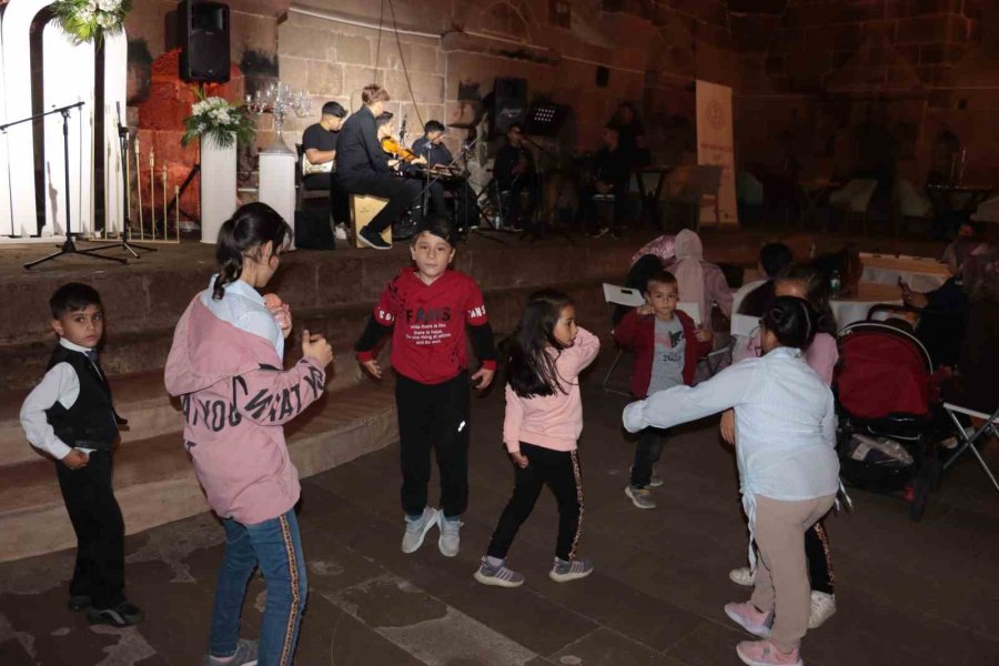 Kaymakam Ve Öğrenciler Çaldı, Engelli Çocuklar Eğlendi