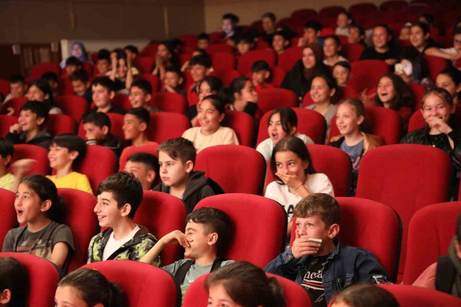 Develi’de Çocukların Karne Hediyesi ‘körebe’ Oyununa Yoğun İlgi