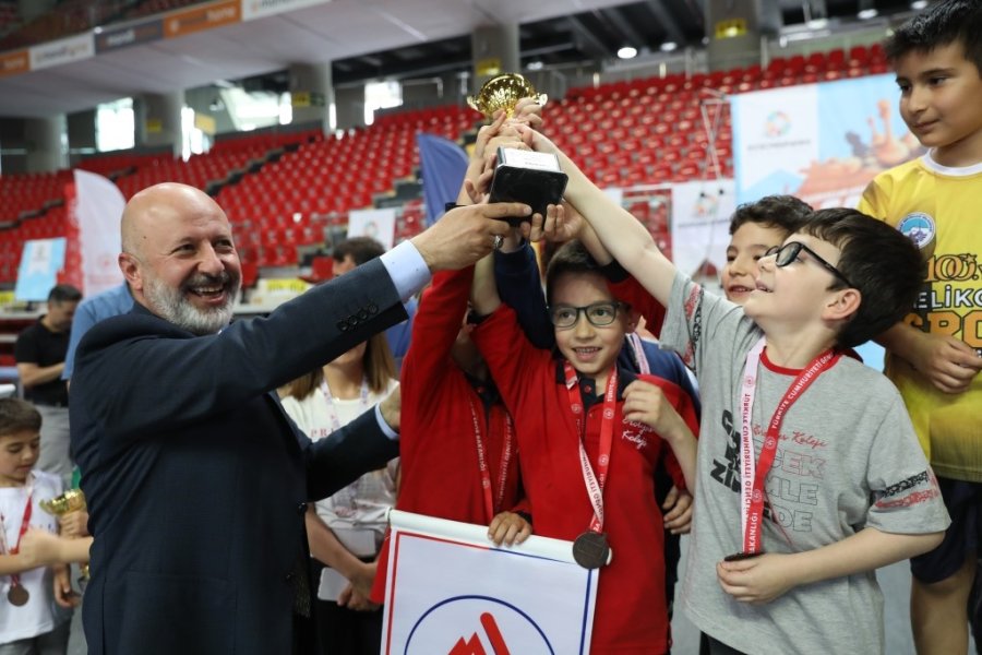 Başkan Çolakbayrakdar, Satranç Turnuvasının Ödüllerini Verdi