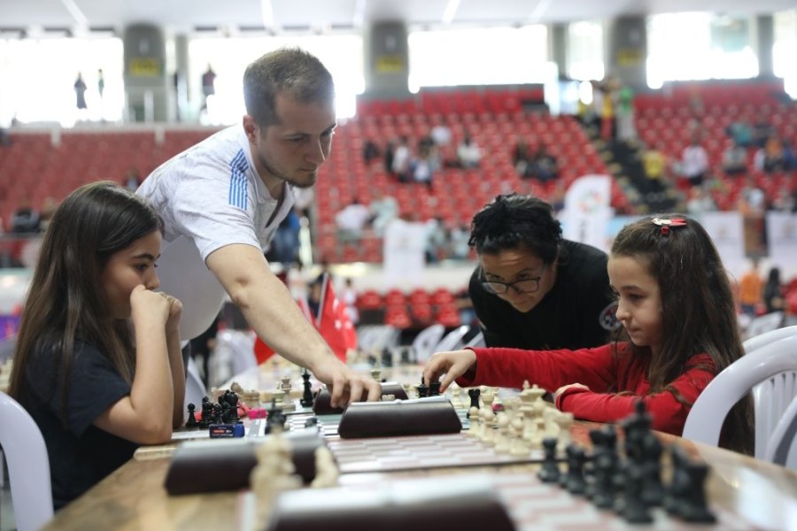 Başkan Çolakbayrakdar, Satranç Turnuvasının Ödüllerini Verdi