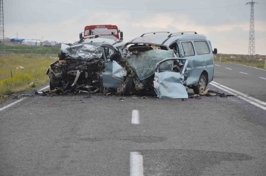 Konya’da Kamyonet İle Minibüs Çarpıştı: 4 Ölü