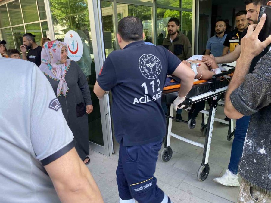 Yolun Karşısına Geçmek İsteyen Çocuğa Otomobil Çarptı