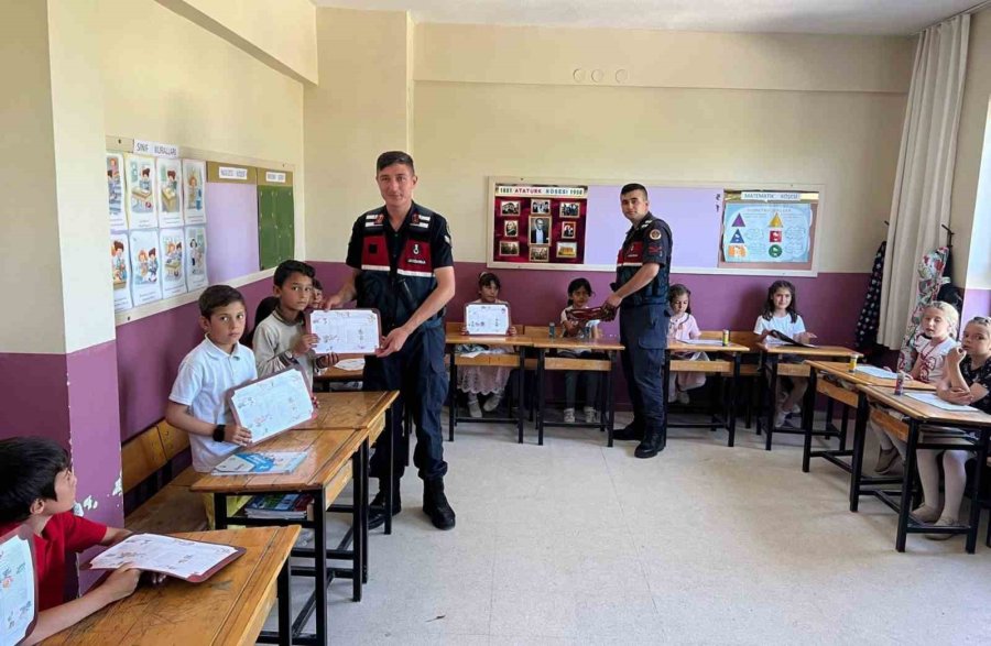 Jandarma Öğrencilerin Karne Heyecanına Ortak Oldu