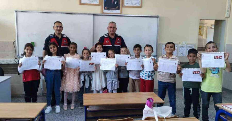 Jandarma Öğrencilerin Karne Heyecanına Ortak Oldu