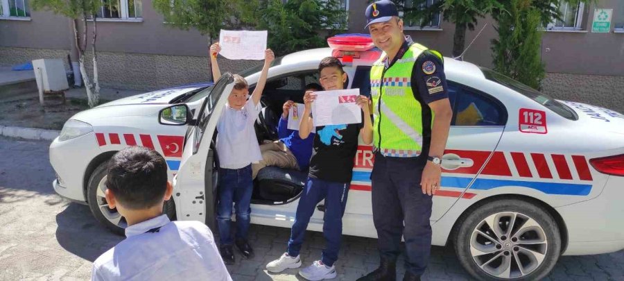 Jandarma Öğrencilerin Karne Heyecanına Ortak Oldu