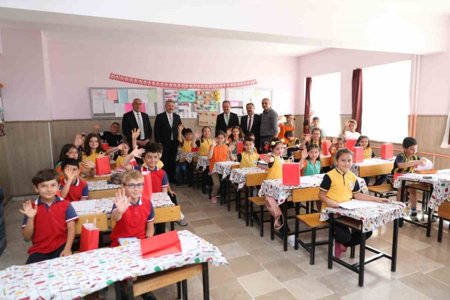 Başkan Palancıoğlu, Minik Öğrencilerin Karnelerini Verdi