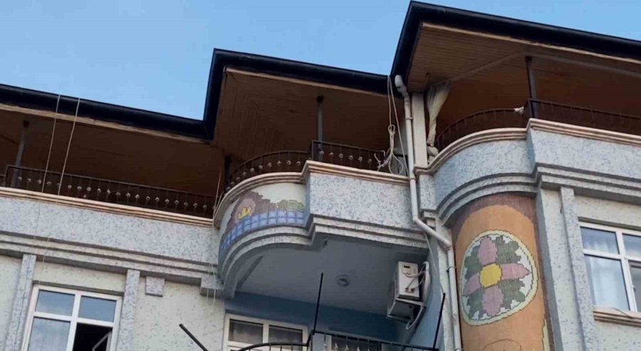 Bahçe Hortumu Almak İçin Çıktığı Tavan Arasında, Kayıp Oğlunu Hortuma Asılı Halde Buldu