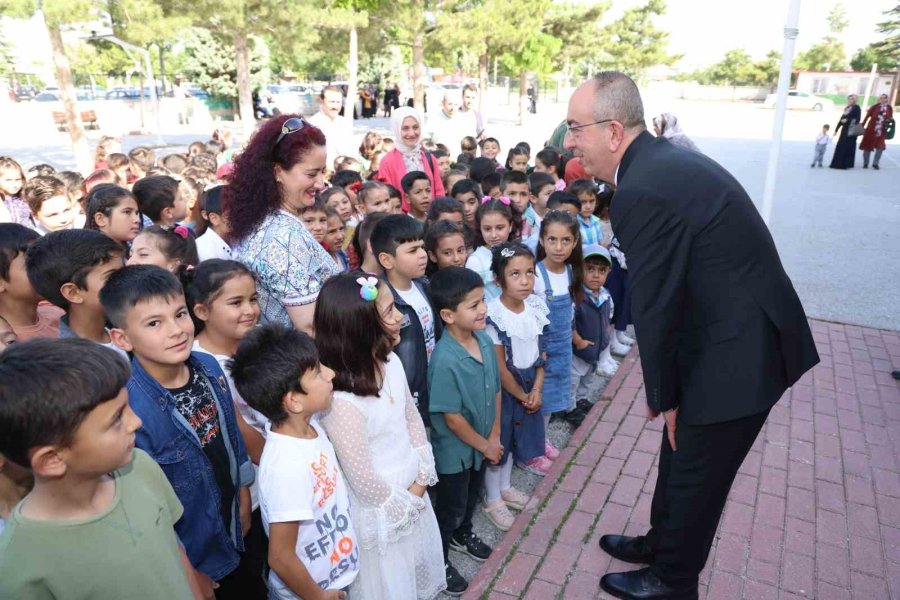Başkan Kavuş, Öğrencilerin Karne Heyecanına Ortak Oldu