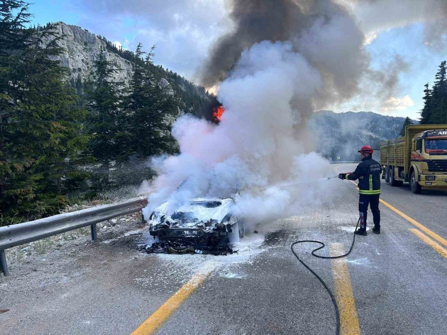 Antalya’da Hareket Halindeki Otomobil Alev Alev Yandı