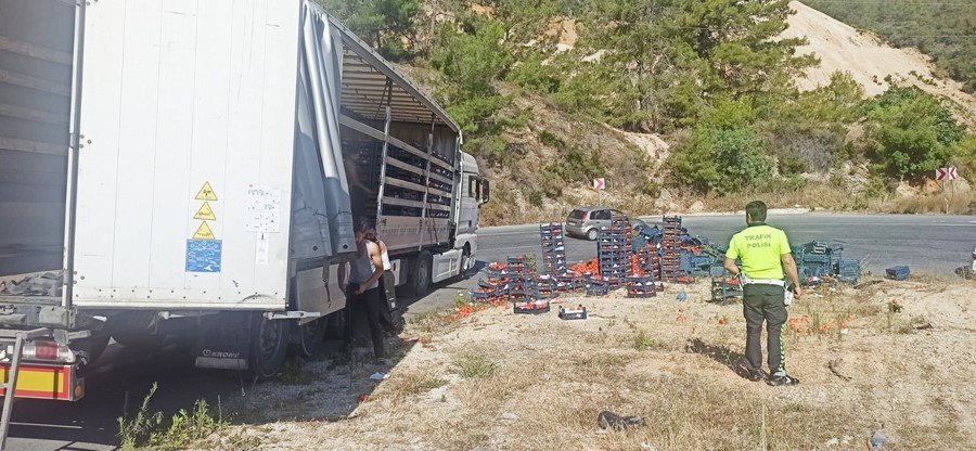 Domates Yüklü Tırın Yükü Yan Yattı