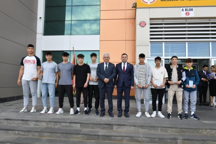 Kayseri Osb Teknik Koleji’nde Mezuniyet Sevinci