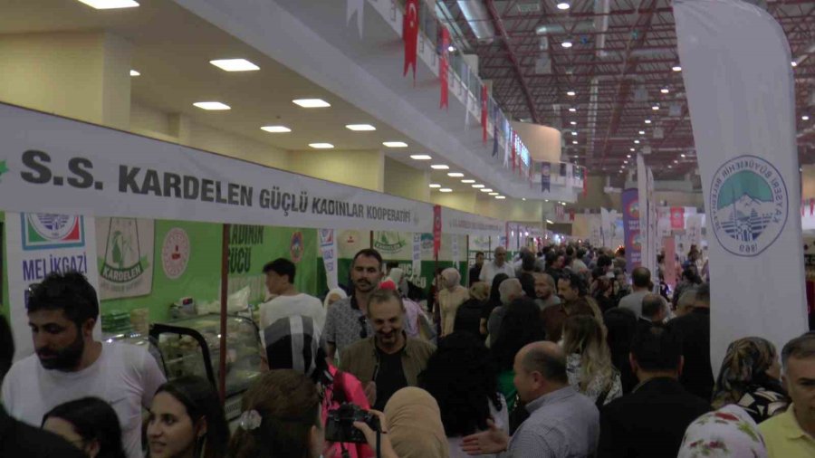 Kadınların El Emeği Göz Nuru Ürünleri Görücüye Çıktı