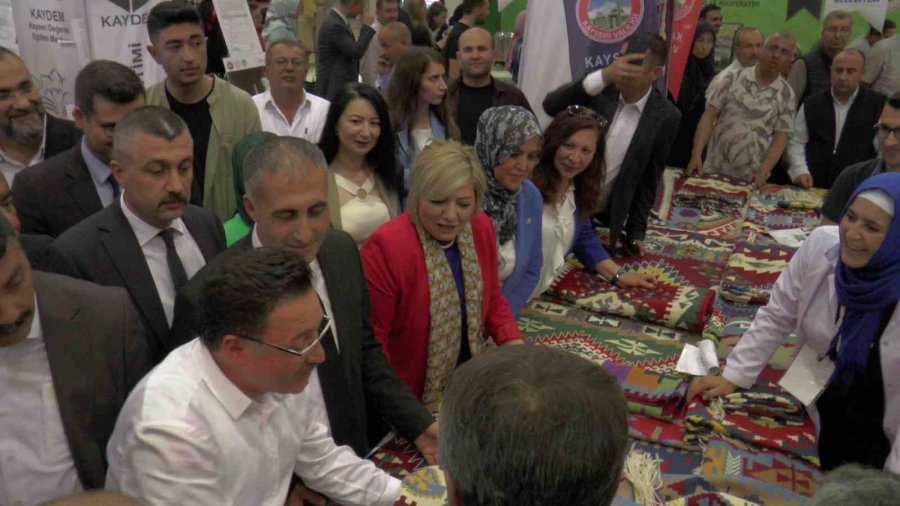 Kadınların El Emeği Göz Nuru Ürünleri Görücüye Çıktı