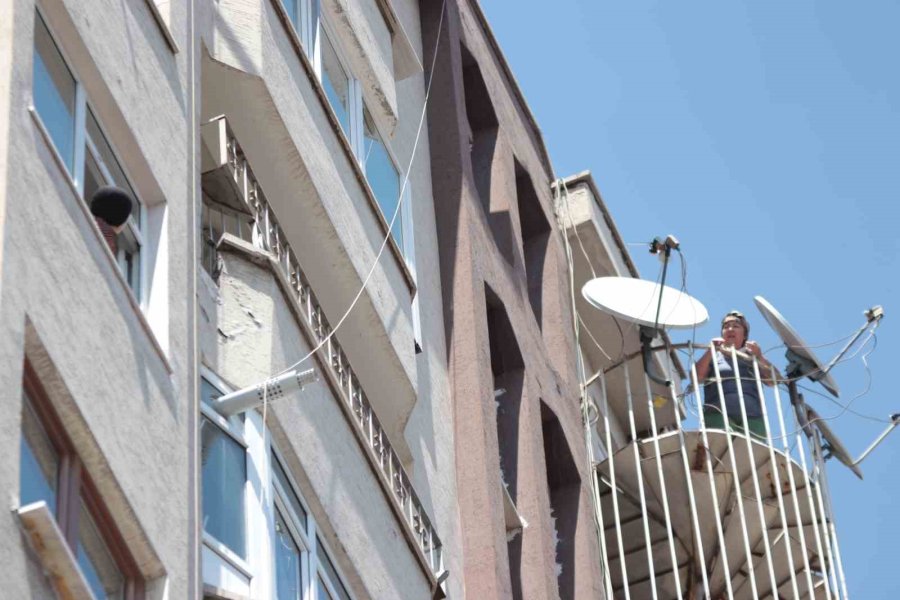 Şarjdaki Telefon Patladı, Yangın Çıktı