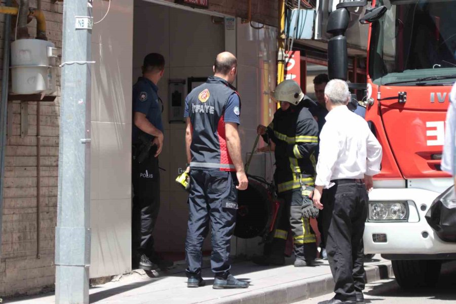 Şarjdaki Telefon Patladı, Yangın Çıktı