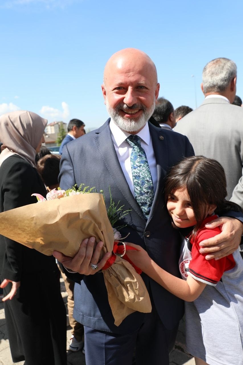 Başkan Çolakbayrakdar, Öğrencilerin Karne Heyecanını Paylaştı