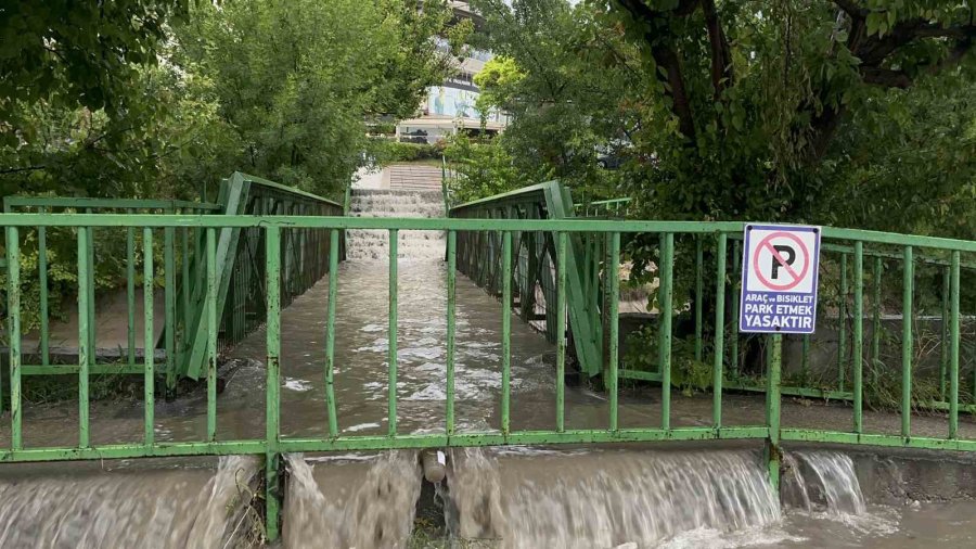 Her Yağmurda Bodrumu Su Dolan Kadın Eski’ye İsyan Etti