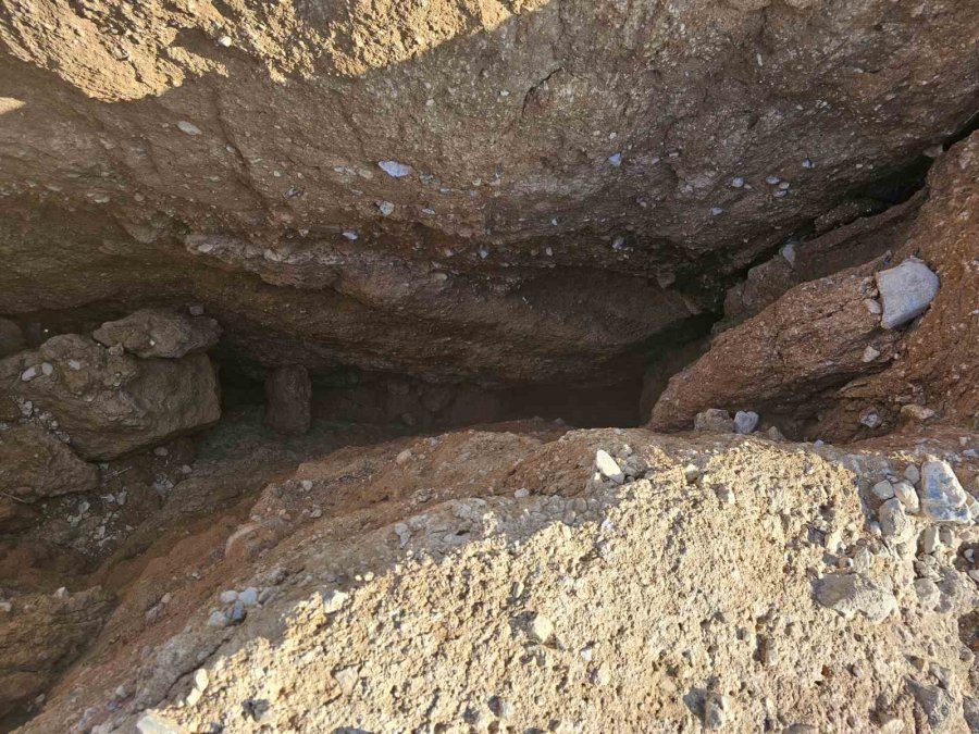 Sel Sularını Yer Yarığı Yuttu