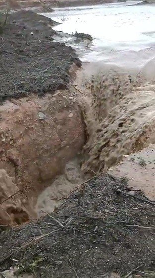 Sel Sularını Yer Yarığı Yuttu