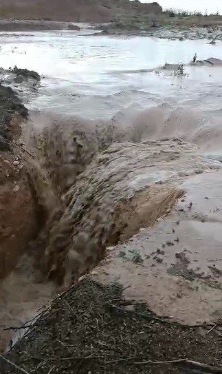 Sel Sularını Yer Yarığı Yuttu