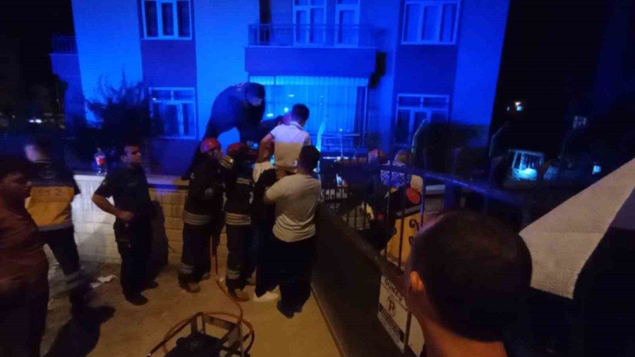 Duvardan Atlarken Çocuğun Bacağına Korkuluk Demiri Saplandı