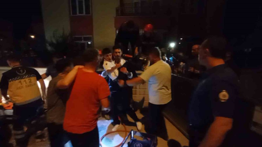 Duvardan Atlarken Çocuğun Bacağına Korkuluk Demiri Saplandı