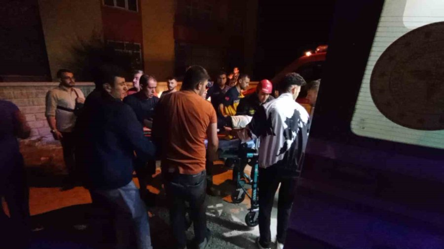 Duvardan Atlarken Çocuğun Bacağına Korkuluk Demiri Saplandı