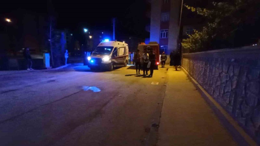 Duvardan Atlarken Çocuğun Bacağına Korkuluk Demiri Saplandı