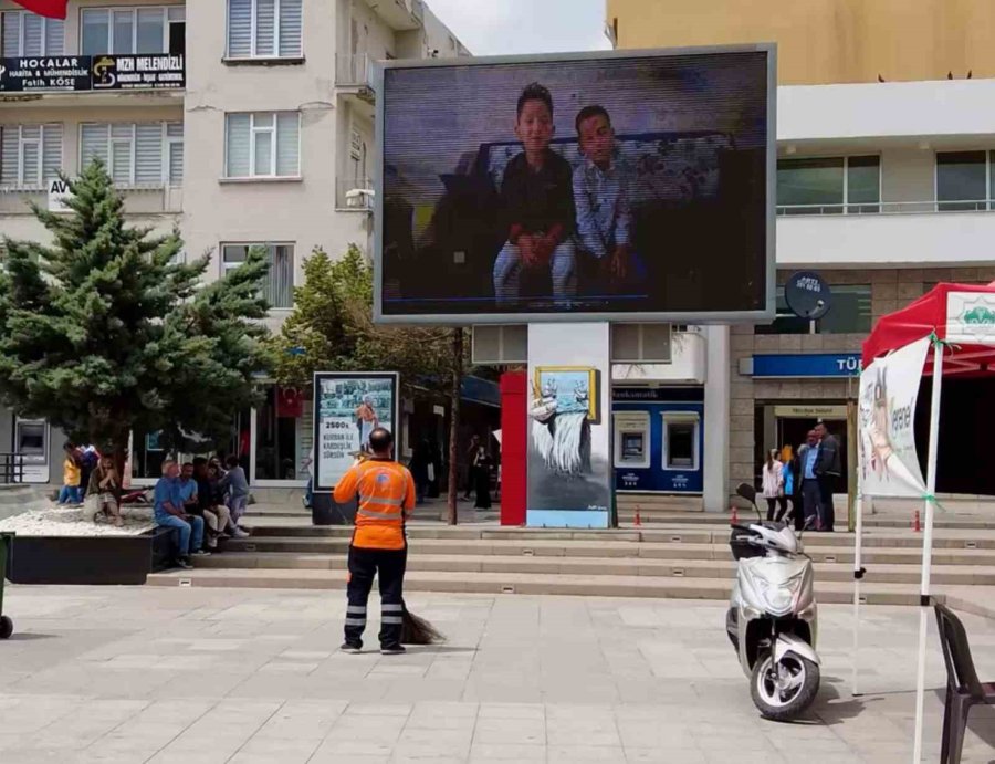 Belediye İşçisine Meydandaki Dev Ekrandan Sürpriz Babalar Günü Kutlaması