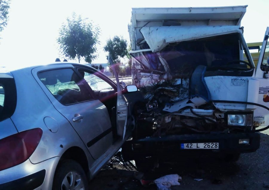 Karaman’da Otomobil Park Halindeki Kamyonete Çarptı: 4 Yaralı