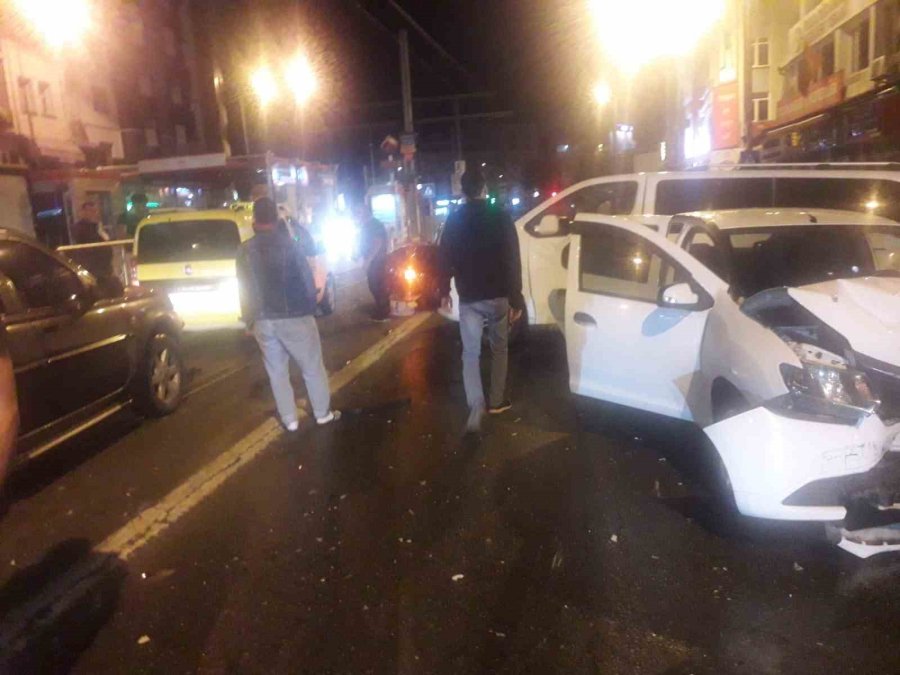 3 Araç Birbirine Girdi: 2 Yaralı