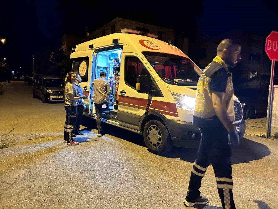 Genç Kız Önüne Geleni Bıçakladı: 3 Yaralı