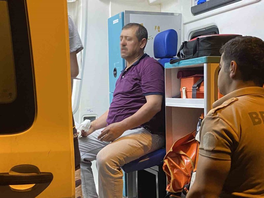 Genç Kız Önüne Geleni Bıçakladı: 3 Yaralı