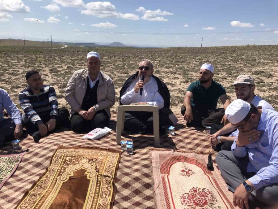 Çiftçiler Tarlalarda Şükür Duası Yaptı