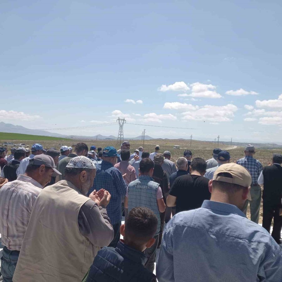 Çiftçiler Tarlalarda Şükür Duası Yaptı