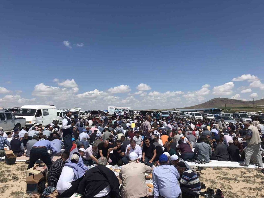 Çiftçiler Tarlalarda Şükür Duası Yaptı