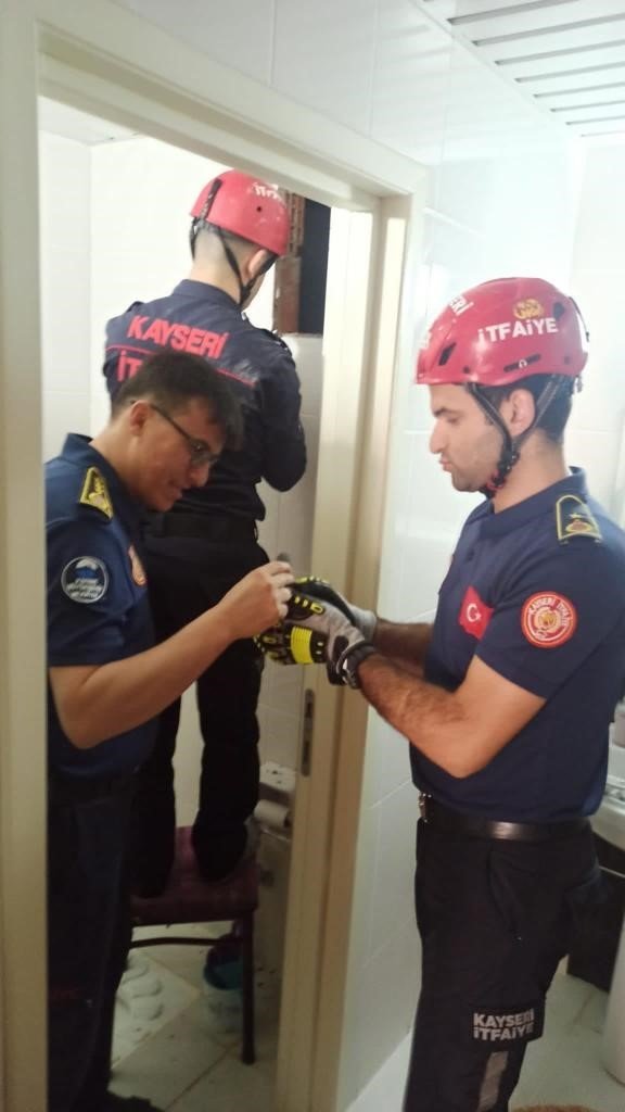 İtfaiyeden 1 Saatlik Güvercin Kurtarma Operasyonu