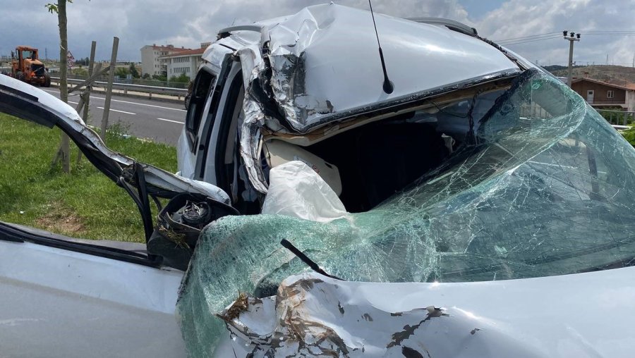 Hafif Ticari Araç Tıra Arkadan Çarptı: 2 Yaralı