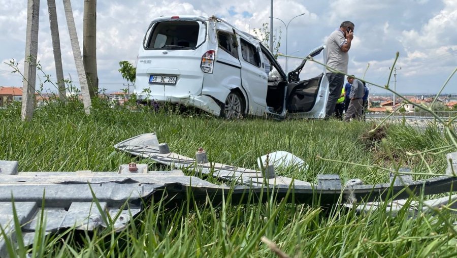Hafif Ticari Araç Tıra Arkadan Çarptı: 2 Yaralı