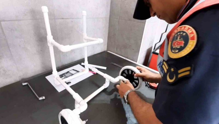 Jandarma, Ayağı Sakat Köpeğe Plastik Borudan Yürüteç Yaptı